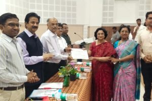 *कमला कॉलेजला उत्कृष्ट महाविद्यालय पुरस्कार 2024* सन 2023 मध्ये निवडणूक साक्षरता मंडळांतर्गत केलेल्या उत्कृष्ट कार्याबद्दल माननीय श्री श्रीकांत देशपांडे मुख्य निवडणूक अधिकारी, महाराष्ट्र यांच्या हस्ते उत्कृष्ट महाविद्यालय पुरस्कार 2024 प्रदान करण्यात आला तसेच उत्कृष्ट नोडल अधिकारी म्हणून मेजर वर्षा साठे यांना गौरविण्यात आले.