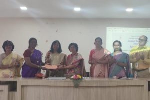 कमला कॉलेज माजी विद्यार्थिनी संघाकडून रोख स्वरूपात देणगी प्रदान