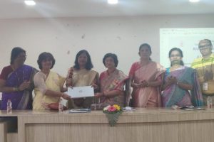 कमला कॉलेज माझी विद्यार्थिनी संघाच्या वतीने महाविद्यालयास लॅपटॉप प्रदान