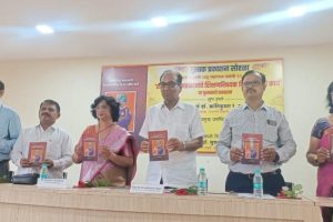 डॉ.सुजय पाटील सर लिखित ‘राजर्षी शाहू महाराजांचे शिक्षणविषयक विचार आणि कार्य’ या पुस्तकाचे प्रकाशन करताना ताराराणी विद्यापीठाचे कार्यकारी अध्यक्ष मा.डॉ.क्रांतिकुमार पाटील