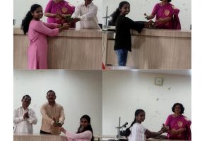 एस. सी. बोर्ड परीक्षा फेब्रुवारी/ मार्च 2024 कला, वाणिज्य व विज्ञान शाखेतील गुणवंत विद्यार्थ्यिनीचा सत्कार करताना महाविद्यालयाच्या प्राचार्या डॉ. तेजस्विनी मुडेकर दिनांक 03/06/2024