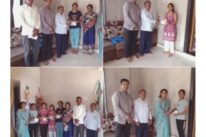 शिरोली (पु)10 वी उत्तीर्ण विद्यार्थ्यिनीचे गुलाब पुष्प देऊन अभिनंदन करून महाविद्यालयाची व 11 वी प्रवेशाची माहिती सांगताना उपप्राचार्य व शिक्षक