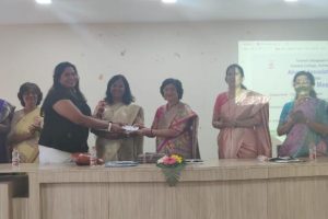 कमला महाविद्यालयाची माजी विद्यार्थिनी सुप्रिया व्हरांबळे महाविद्यालयास रोख स्वरूपात देणगी प्रदान करताना
